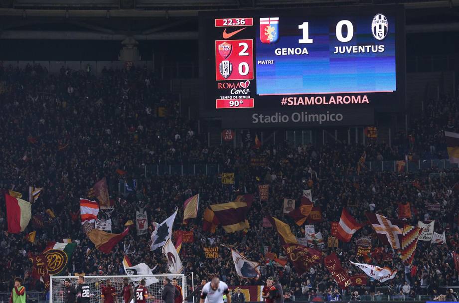 Roma-Cesena è già finita (2-0 per i giallorossi), ma la festa esplode dopo, con il gol del Genoa alla Juve che vale il ritorno in vetta di Garcia. L&#39;Olimpico segna il gol di Matri, in realtà ha segnato Antonini, ma la sostanza non cambia. Ansa 